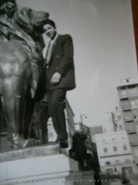 MAX ALZERAH 1063 jaquie a la place d'arme a oran.jpg